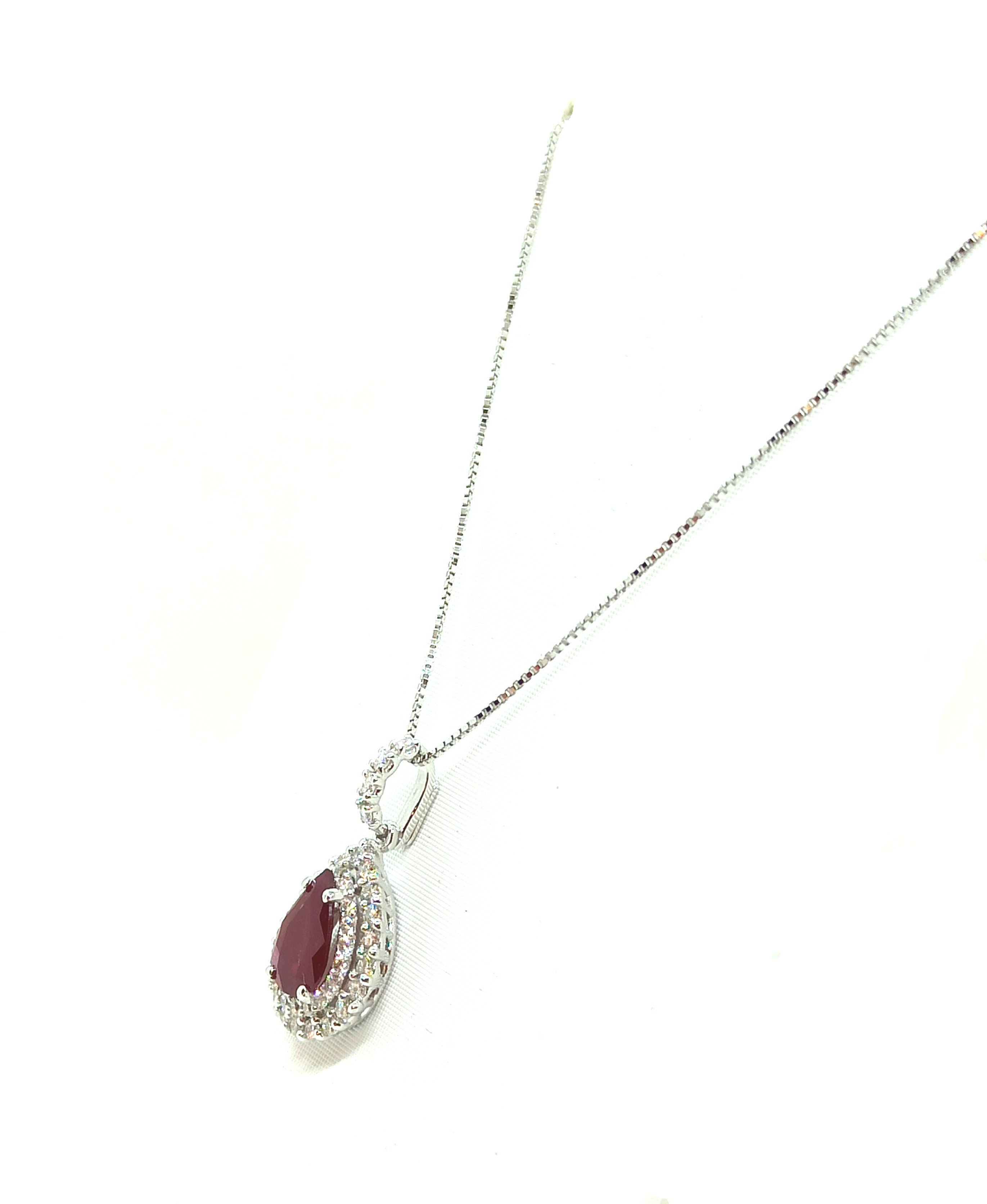 Collana in oro bianco 18k con ciondolo contorno con rubino ovale e diamanti | GV